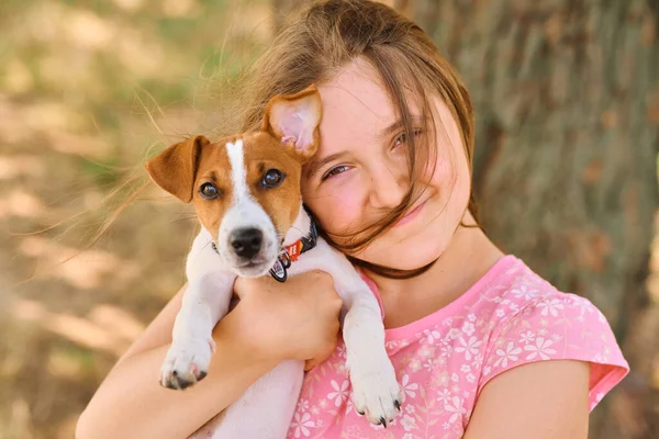 Niña Pequeña Sostiene Cachorro Sus Brazos Lindo Niño Abrazando Jack — Foto de Stock