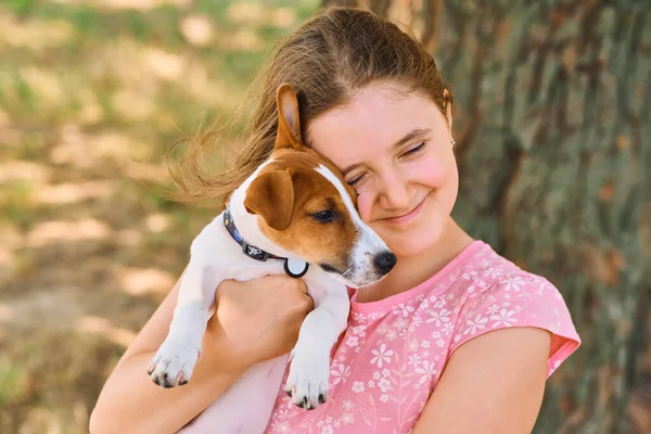 Niña Pequeña Sostiene Cachorro Sus Brazos Lindo Niño Abrazando Jack — Foto de Stock