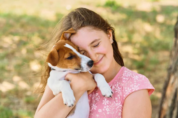 Niña Pequeña Sostiene Cachorro Sus Brazos Lindo Niño Abrazando Jack — Foto de Stock