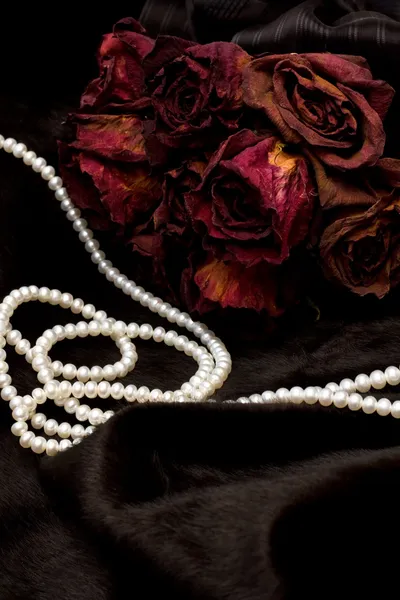 Bunch of Dry Roses and Pearls — Stock Photo, Image