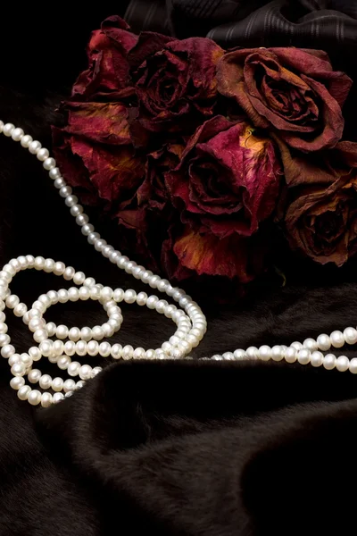 demet kuru güller ve inciler