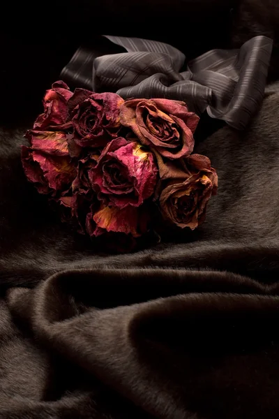 kuru kırmızı gül demet