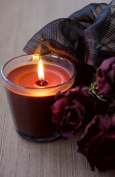 Vela de chocolate y rosas secas — Foto de Stock