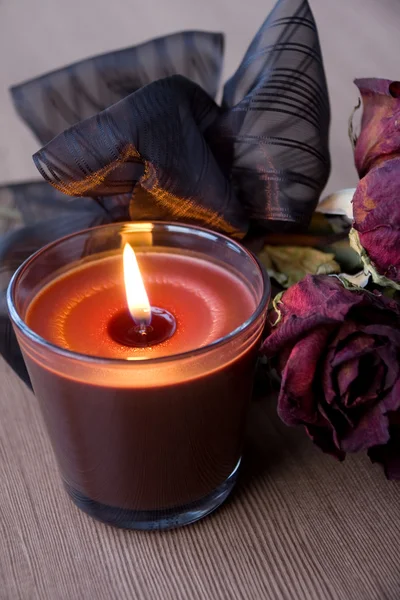 Vela de chocolate y rosas secas — Foto de Stock