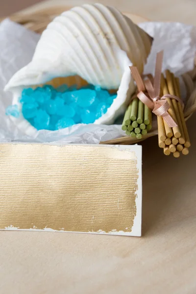 Cesta com paus aromáticos e sal de banho — Fotografia de Stock