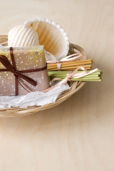 Cesta com sabão e paus aromáticos — Fotografia de Stock