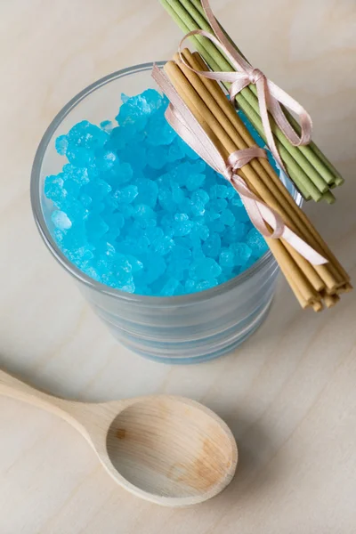 Sal de banho azul em vidro — Fotografia de Stock