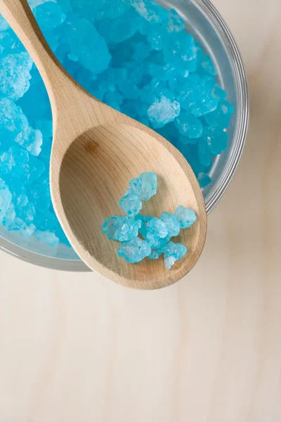Синій ванни солі в скло — стокове фото
