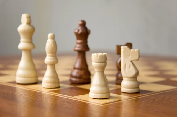 Chessmen di papan — Stok Foto