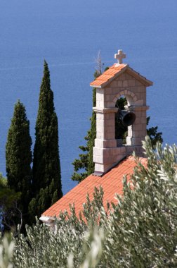 küçük eski kilise