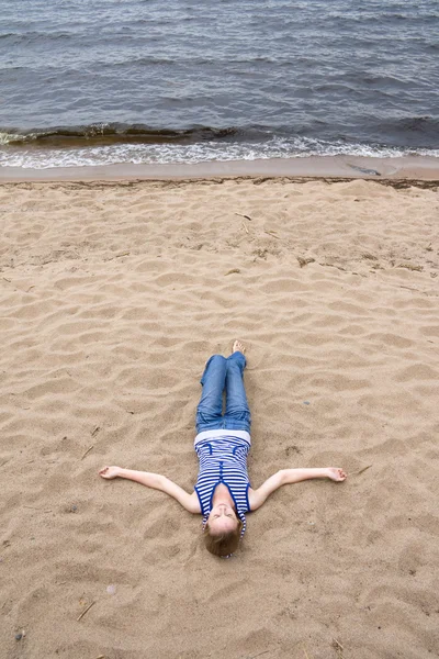 ビーチにいる女性は — ストック写真