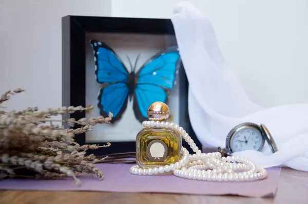 香水瓶和珍珠项链 — 图库照片