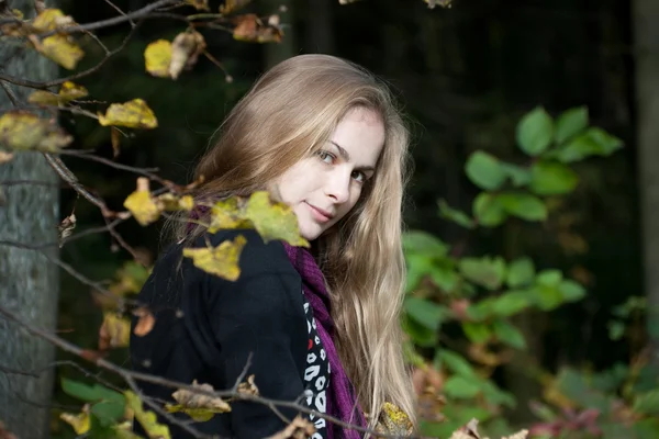 Mujer en el parque de otoño — Foto de Stock