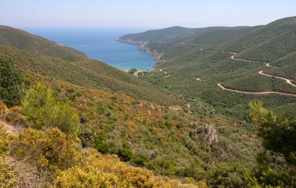 Baia del mare tra le montagne — Foto Stock