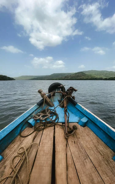 Ufkun ortasında denizin gökyüzüyle buluştuğu yer. 