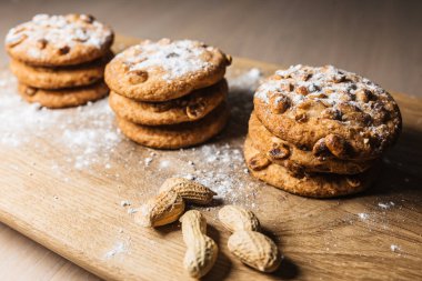 Basit bir meşe ağacı masası ve taze Noel çörekleri. Ev yapımı kurabiyeler.