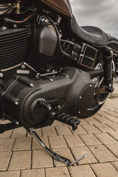 Velký Silný Motocykl Stojí Pásovém Voze Spočívajícím Asfaltu — Stock fotografie
