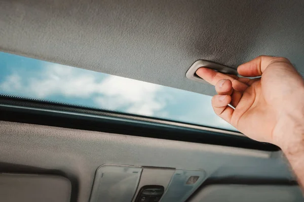 Işık ve hava dolaşımı için cam sunroof - sürücü açılır tavanı açar