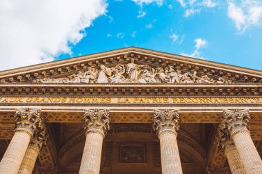 Paris Panteonu 'nun ön cephesindeki yazı - AUX GRANDS LA PATRIE RECONNAISSANTE