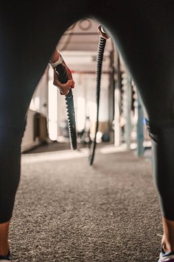 Halatlarla yapılan spor salonunun arka görünümü - alt görünüm