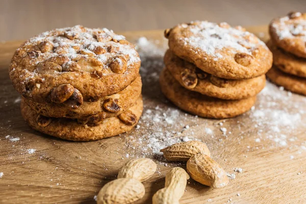 Biscoitos Sedutores Com Uma Crosta Dourada Queimada Amendoins Polvilhados Com Fotos De Bancos De Imagens