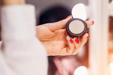 Makyaj sanatçısı işi - Gölgeli ve kutulu gümüş fırça