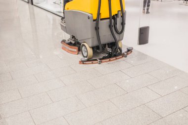 Islak temizlemeden sonra mekanik aletlerle alışveriş merkezinin zemininde temiz fayanslar var.
