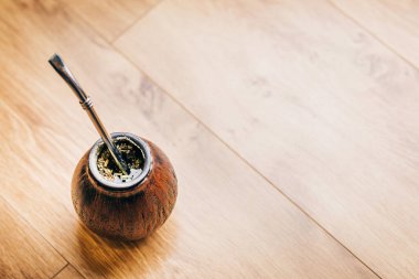 Güney Amerika 'nın geleneksel eşi ahşap zeminde kabak gibi içiyor.