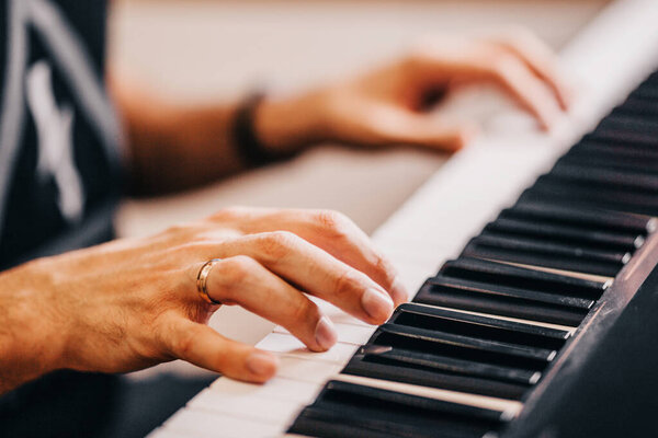мужчины пианиста руки на клавиши во время игры на пианино