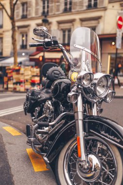 Paris, Fransa - 12 Ocak 2020: Krom ve deri kaplı güçlü motosiklet