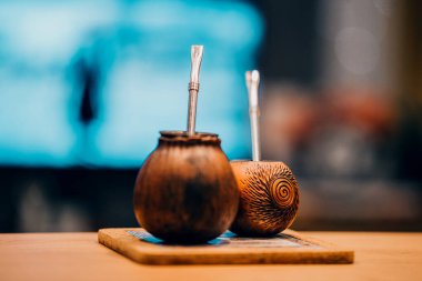 Yerba kankası ile iki calabasha - rahat bir evde TV seyrederek bir akşam