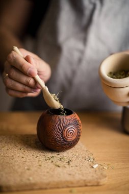 Kafkasyalı adam Calabash Yerba Mate demliyor
