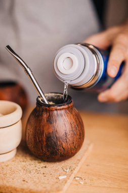 Kafkasyalı adam Calabash Yerba Mate demliyor