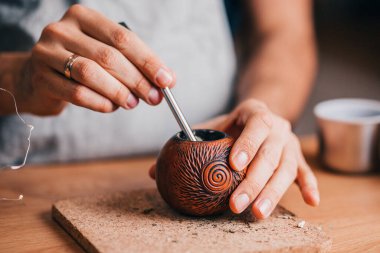 Calabash 'lı erkek eller - tonlama için içme zamanı