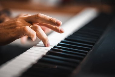 Piyanonun üzerinde gama - bir piyanistin erkek eli