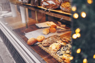 Taze çıtır çörekler, ekmek ve fırın vitrinindeki diğer hamur işleri.