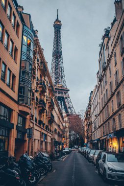 Paris, Fransa - 13 Ocak 2020: Monttessuy Caddesi 'ndeki Eyfel Kulesi manzarası