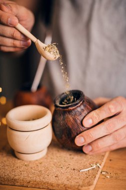 Calabash 'ta bitki çayı yapan bir adam.