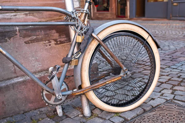 Vergessenes Altes Fahrrad Laternenpfahl Der Stadt Einsamkeit Nostalgie Und Sehnsucht — Stockfoto