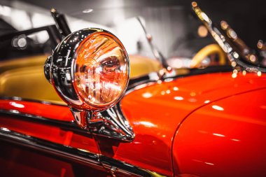 Eski bir arabanın klasik farları - parlak lambasıyla birlikte far.