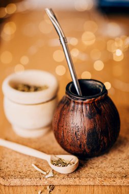 Bitki çayı yapmak için çanak çömlek ve aksesuarlar - Calabash ve bombilla