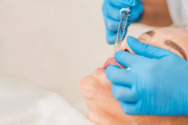 Estetik tıbbın merkezinde estetik cerrahi alanında doktor - kozmetoloji ve gençlik restorasyonu