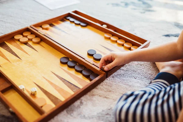 Junge Lernt Backgammon Spielen Würfelt — Stockfoto