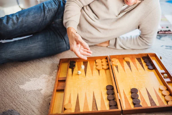 Ein Mann Spielt Auf Dem Boden Liegend Backgammon Würfelt — Stockfoto