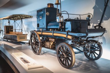 Stuttgart, Almanya - Şubat 06, 2020: Mercedes-Benz Müzesi - motorlu oto itişli taşıma aracı