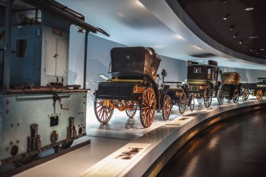 Stuttgart, Almanya - Şubat 06, 2020: Mercedes-Benz Müzesi - motorlu oto itişli taşıma aracı