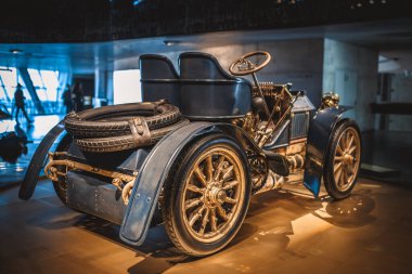 Stuttgart, Almanya - 06 Şubat 2020: Mercedes-Benz Müzesi - Mercedes-Simplex 40PS