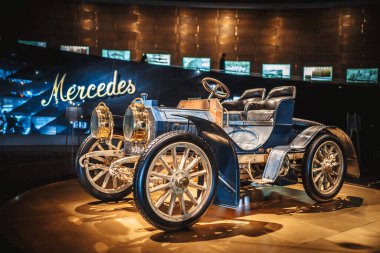 Stuttgart, Almanya - 06 Şubat 2020: Mercedes-Benz Müzesi - Mercedes-Simplex 40PS