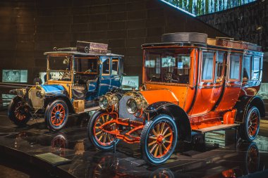 Stuttgart, Almanya - 06 Şubat 2020: Mercedes-Benz Müzesi - Mercedes-Simplex 60PS Reiselimousine (1903) 