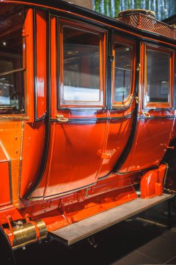 Stuttgart, Almanya - 06 Şubat 2020: Mercedes-Benz Müzesi - Mercedes-Simplex 60PS Reiselimousine (1903) 